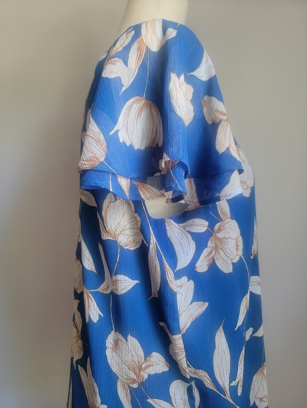 Ann Taylor Factory Blue Floral Short-Sleeve Blouse with Cream Bloom Print - Picture 4 of 9